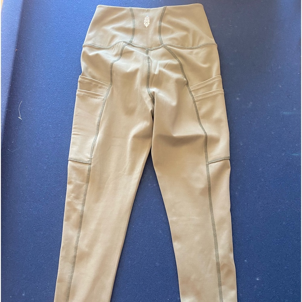 FREE PEOPLE MOVEMENT leggings! NEW💪🏼 Thea leggings have LOTS of pockets!!!!! - Picture 4 of 11